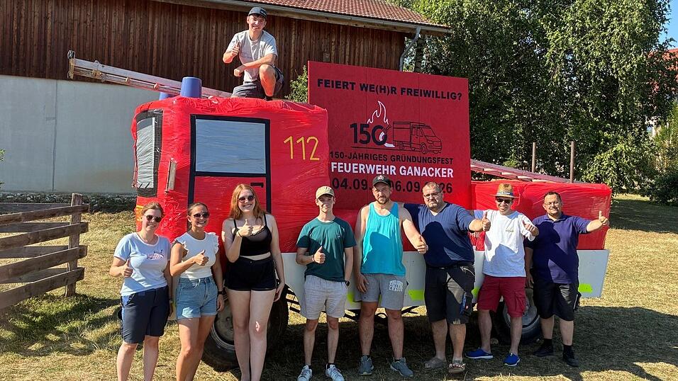 Dieses Feuerwehrauto in der Sch&uuml;tzwiese an der Kreuzung weist seit Freitag auf das gro&szlig;e Fest hin.