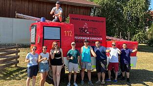Dieses Feuerwehrauto in der Sch&uuml;tzwiese an der Kreuzung weist seit Freitag auf das gro&szlig;e Fest hin.