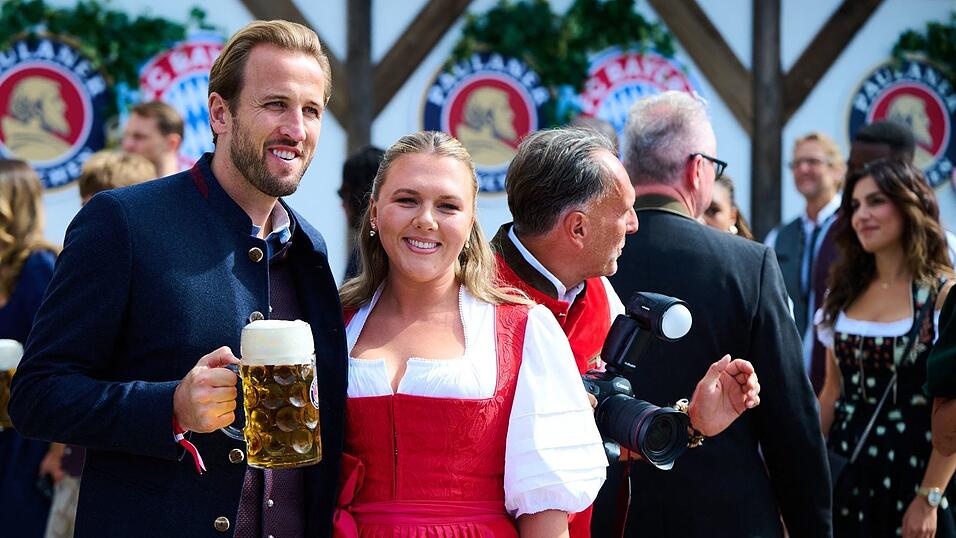 Ein Prosit auf den nächsten Tor-Rekord: Harry Kane mit Ehefrau. Ein Prosit auf den nächsten Tor-Rekord: Harry Kane mit Ehefrau.