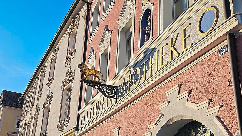 Eine der ältesten Apotheken in Niederbayern schließt. Seit 1429 war die 'Löwen Apotheke' auf dem Ludwigsplatz beheimatet. Eine der ältesten Apotheken in Niederbayern schließt. Seit 1429 war die 'Löwen Apotheke' auf dem Ludwigsplatz beheimatet.