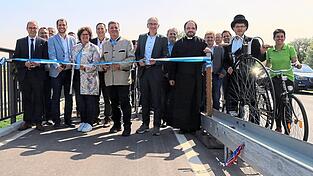 Freuten sich über die Eröffnung (v.l.): Bürgermeister Martin Hiergeist, Bürgermeister Matthias Kohlmayer, MdL Dr. Petra Loibl, dahinter Dr. Franz Gassner, Staatsminister Bernreiter, Landrat Werner Bumeder, Dekan Jürgen Josef Eckl und rechts die Hochradfahrer des RV Ganacker.