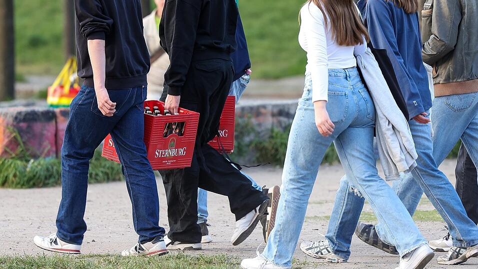 Die Länderkammer will die Regelung zum Alkoholkonsum unter Jugendlichen in ganz Deutschland verschärfen. Die Länderkammer will die Regelung zum Alkoholkonsum unter Jugendlichen in ganz Deutschland verschärfen.