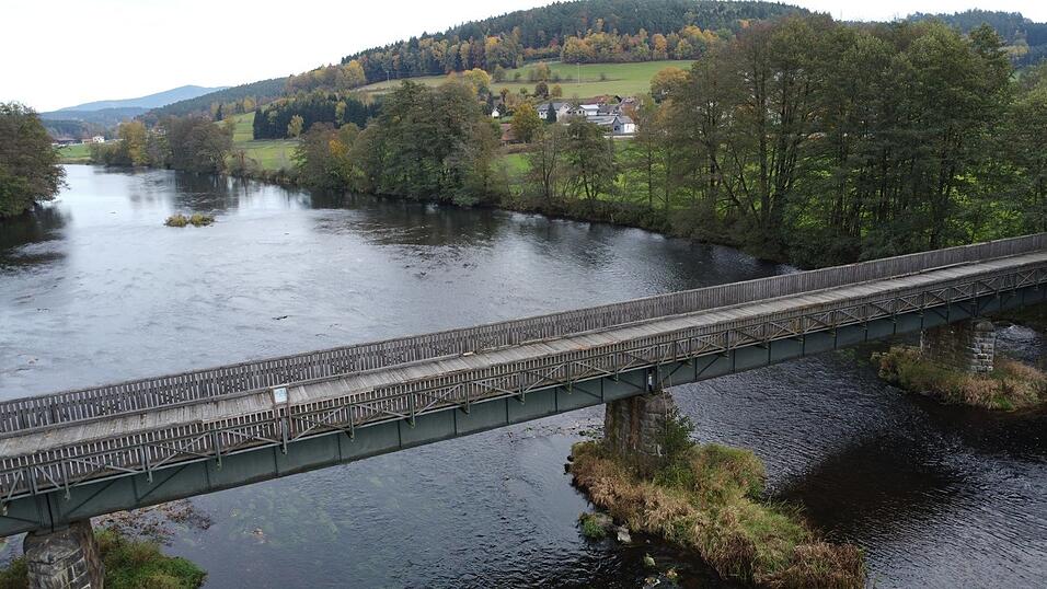 Die Holzkonstruktion auf der alten Eisenbahnbr&uuml;cke in Miltach muss dringend saniert werden. Gemeinde und Landkreis suchen derzeit nach M&ouml;glichkeiten einer Finanzierung des Projekts.