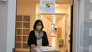 Kindergartenleiterin Ingrid Göstl am Erfassungspult, das im Eingangsbereich des Michaeli-Kindergartens steht. Kindergartenleiterin Ingrid Göstl am Erfassungspult, das im Eingangsbereich des Michaeli-Kindergartens steht.