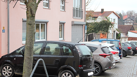 Anwohner und Kunden der naheliegenden Geschäfte nutzen die Fleischgasse zum Parken - nicht jeder denkt daran, eine Parkscheibe einzulegen.