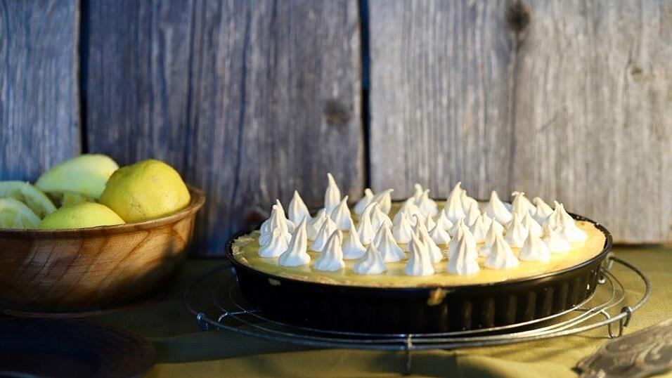 Die fertige Zitronen-Tarte mit Baiser