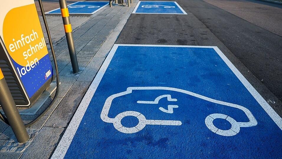 Mit der neuen Förderung will die Bundesregierung helfen, immer mehr Elektroautos auf die Straße zu bringen. (Archivbild) Mit der neuen Förderung will die Bundesregierung helfen, immer mehr Elektroautos auf die Straße zu bringen. (Archivbild)