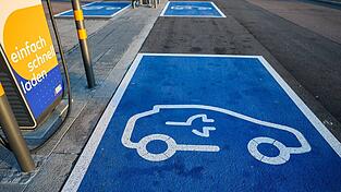 Mit der neuen Förderung will die Bundesregierung helfen, immer mehr Elektroautos auf die Straße zu bringen. (Archivbild) Mit der neuen Förderung will die Bundesregierung helfen, immer mehr Elektroautos auf die Straße zu bringen. (Archivbild)