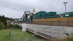 Die Isarbrücke soll bis Ende 2026 wieder befahrbar sein. Die Isarbrücke soll bis Ende 2026 wieder befahrbar sein.