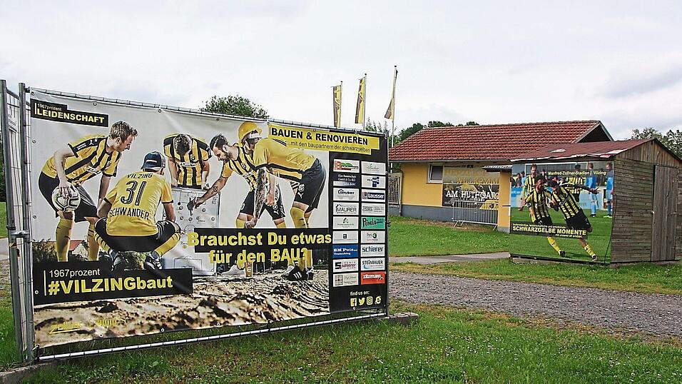 Vilzing baut: Die Ansage des Werbeplakates wird im Manfred-Zollner-Stadion in den kommenden Wochen wörtlich genommen. Vilzing baut: Die Ansage des Werbeplakates wird im Manfred-Zollner-Stadion in den kommenden Wochen wörtlich genommen.