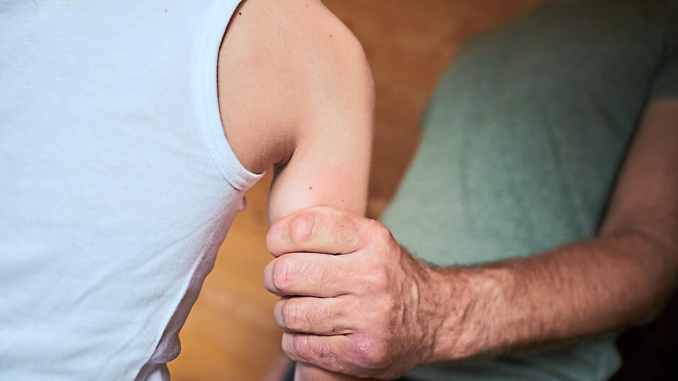 Von seinem Vater sei er auch misshandelt worden, gibt der Kläger unter anderem als Grund für seine Schmerzensgeld-Klage an.