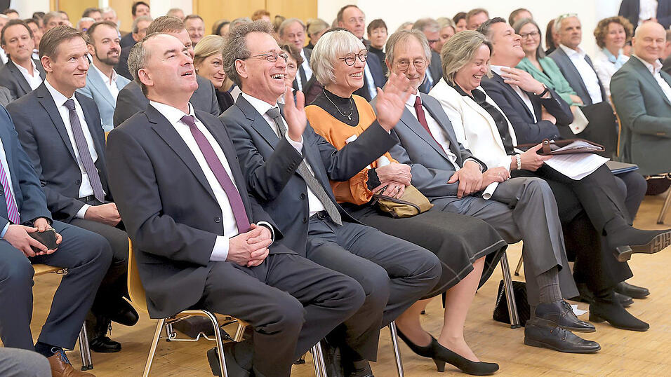 Hatten ihren Spaß an einer ob des Programmumfangs erstaunlich kurzweiligen Veranstaltung: Prof. Dr. Fritz Pörnbacher (erste Reihe, Zweiter von links) und seine Nachfolgerin Prof. Dr. Michaela Wirtz (Fünfte von links).