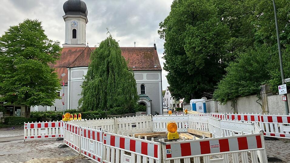 Die Bauarbeiten an der Brücke über den Leitersdorfer Bach im Schatten der Pfarrkirche St. Vitus sind angelaufen. Der Streckenabschnitt wird schon bald komplett gesperrt. Die Bauarbeiten an der Brücke über den Leitersdorfer Bach im Schatten der Pfarrkirche St. Vitus sind angelaufen. Der Streckenabschnitt wird schon bald komplett gesperrt.