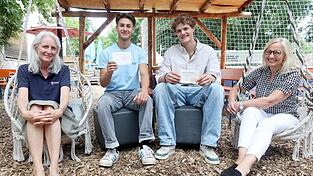 Natalie Dietzsch-Albrecht, Jeremy Hüttner, Valentin Weber und Elisabeth-Maria Bauer (von links) im Sandora-Garten.