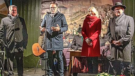 Christian Moser (2. v. l.) eröffnete mit Günther Pammer (r.) und Renate Wasmeier sowie Christian Bernreiter am Freitag den Christkindlmarkt.