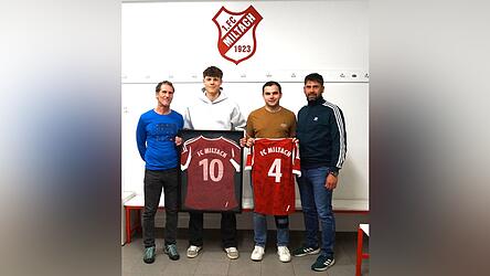 Abteilungsleiter Roland Heigl (l.) und Trainer Christian Groitl (r.) verabschiedeten Lucas Gadac und Bastian Hofmann (v.l.). Abteilungsleiter Roland Heigl (l.) und Trainer Christian Groitl (r.) verabschiedeten Lucas Gadac und Bastian Hofmann (v.l.).