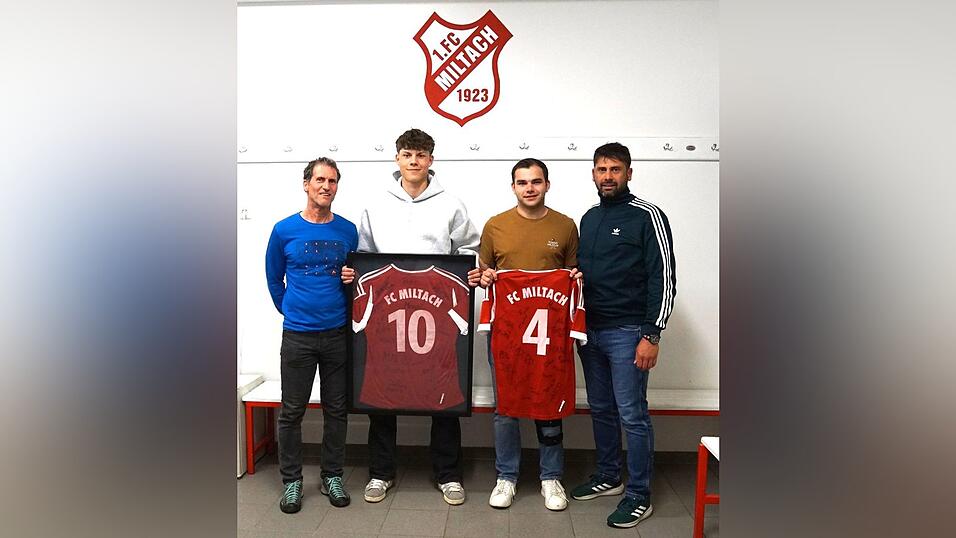 Abteilungsleiter Roland Heigl (l.) und Trainer Christian Groitl (r.) verabschiedeten Lucas Gadac und Bastian Hofmann (v.l.). Abteilungsleiter Roland Heigl (l.) und Trainer Christian Groitl (r.) verabschiedeten Lucas Gadac und Bastian Hofmann (v.l.).