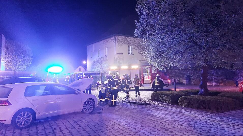 Blaulicht erhellt den Klosterhof in Windberg. Als die Einsatzkr&auml;fte ankamen, war aber schon alles unter Kontrolle.
