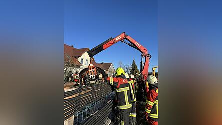 Die Feuerwehren aus Mauern und Moosburg retteten in Mauern ein Pferd aus einem Pool