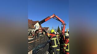 Die Feuerwehren aus Mauern und Moosburg retteten in Mauern ein Pferd aus einem Pool