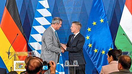 Markus S&ouml;der (l.) l&auml;dt Peter Magyar im Zuge seines Besuchs auch auf das Oktoberfest ein.