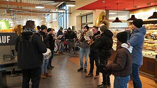 Der Edeka war die erste Station des Neujahrsanblasens.