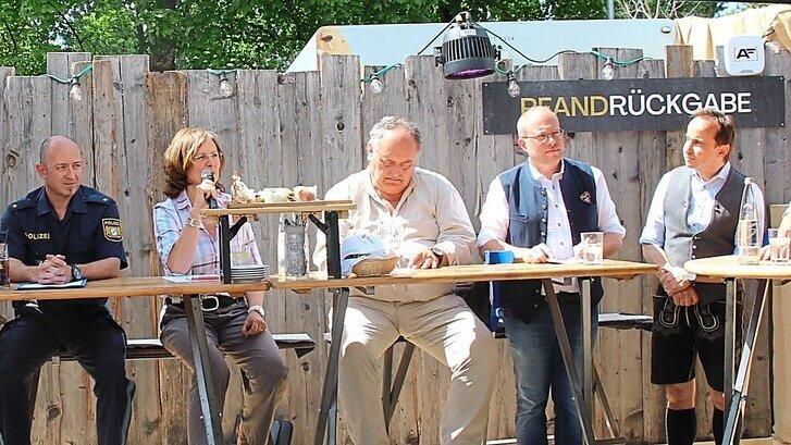 Martin Sperger (von links), Till Hedrich, Spitalmeister Wolfgang Lindner, Walter Metzger, Armin Gl&ouml;tzl, Andrea Schmid, Reinhard Kellner, Stephan Pregler, Michael Hahn, Alfred Gl&ouml;ckl und Otto Maier vom gleichnamigen Fischstand.