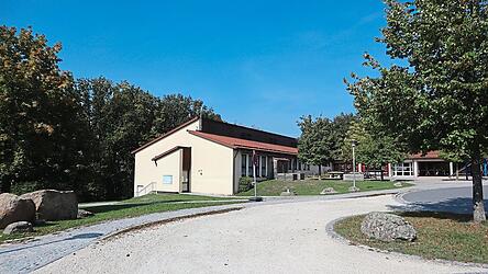 Hier im Anschluss an das Schulgebäude soll ein zweistöckiger Bau für den Anspruch der Ganztagsbetreuung angebaut werden. Wenn alles gut läuft, soll noch heuer begonnen werden.