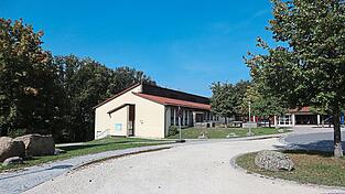 Hier im Anschluss an das Schulgebäude soll ein zweistöckiger Bau für den Anspruch der Ganztagsbetreuung angebaut werden. Wenn alles gut läuft, soll noch heuer begonnen werden.