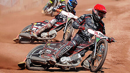 In b&auml;renstarker Fr&uuml;hform: Teufelskerl Kim Nilsson (roter Helm&uuml;berzug) absolvierte in Gniezno einen regelrechten Renn-Marathon mit vier Laufsiegen, zwei zweiten Pl&auml;tzen und einem dritten Rang. Mit 17 Punkten avancierte der 36-j&auml;hrige Schwede auch zum Topscorer der Begegnung.