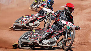 In b&auml;renstarker Fr&uuml;hform: Teufelskerl Kim Nilsson (roter Helm&uuml;berzug) absolvierte in Gniezno einen regelrechten Renn-Marathon mit vier Laufsiegen, zwei zweiten Pl&auml;tzen und einem dritten Rang. Mit 17 Punkten avancierte der 36-j&auml;hrige Schwede auch zum Topscorer der Begegnung.