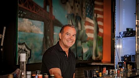 Klaus Hirschberger gibt das Bel Air an seinen Nachfolger Adrian 'Adi' Cojocaru ab. Nach &uuml;ber 30 Jahren verabschiedet sich der Kneipier von seinen Stammg&auml;sten und seinem 'zweiten Wohnzimmer', wie er die Kult-Kneipe gerne bezeichnet.