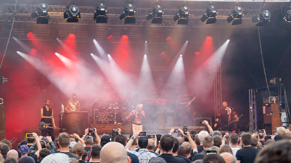 Die Rammstein-Coverband Stahlzeit begeisterte beim Campus Open Air Deggendorfer Fans. Die Rammstein-Coverband Stahlzeit begeisterte beim Campus Open Air Deggendorfer Fans.