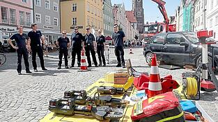 Neben einem Unfallauto zeigte die Freiwillige Feuerwehr auch ihre Ausrüstung, die am Unfallort benötigt wird.