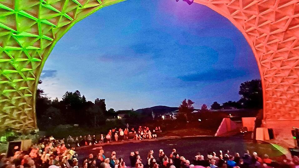 Italienische Nacht in Park-Arena aus der Sicht des Publikums.