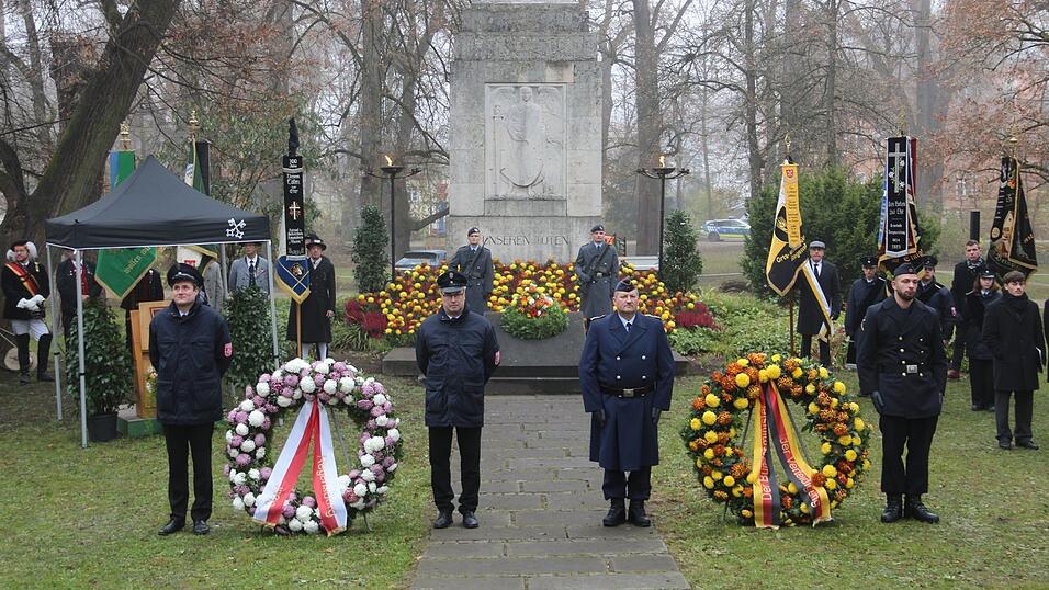 Freiwillige Feuerwehr, Reservisten und Fahnenabordnungen verschiedener Vereine waren am Ehrenmal Unter den Linden aufgezogen. Freiwillige Feuerwehr, Reservisten und Fahnenabordnungen verschiedener Vereine waren am Ehrenmal Unter den Linden aufgezogen.