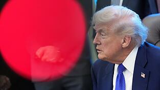 Anlass der neuen Eskalation ist ein Bericht der &laquo;New York Times&raquo; &uuml;ber den Streit zwischen Regierung und Universit&auml;t, den Trump als &laquo;v&ouml;llig falsch&raquo; bezeichnete.