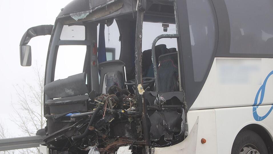 Aus noch ungeklärter Ursache ist am Mittwochmittag auf der A3 zwischen Schwarzach und Metten ein Omnibus auf einen LKW aufgefahren. Aus noch ungeklärter Ursache ist am Mittwochmittag auf der A3 zwischen Schwarzach und Metten ein Omnibus auf einen LKW aufgefahren.