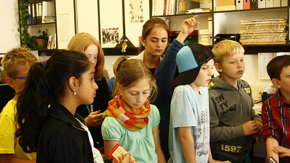 Als Abschluss besuchten die Schüler die Stadtredaktion in Straubing. Redakteur Ulli Scharrer beantwortete alle Fragen der Kinder. Einige durften kurz in den Beruf des Redakteurs hineinschnuppern und auf freien Schreibtischen Platz nehmen. Erschrocken waren einige, als tatsächlich das Telefon läutete. Die Kollegen der Stadtredaktion halfen den Jungjournalisten natürlich aus und beantworteten das Telefongespräch. (Foto: Pfeffer) Als Abschluss besuchten die Schüler die Stadtredaktion in Straubing. Redakteur Ulli Scharrer beantwortete alle Fragen der Kinder. Einige durften kurz in den Beruf des Redakteurs hineinschnuppern und auf freien Schreibtischen Platz nehmen. Erschrocken waren einige, als tatsächlich das Telefon läutete. Die Kollegen der Stadtredaktion halfen den Jungjournalisten natürlich aus und beantworteten das Telefongespräch. (Foto: Pfeffer)