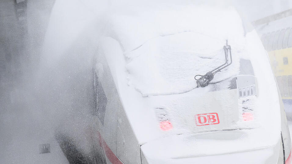 Ein ICE der Deutschen Bahn steht inmitten eines Schneesturmes im Hauptbahnhof.&nbsp;Die Deutsche Bahn stellte wegen des st&uuml;rmischen Winterwetters den Fernverkehr im Norden Deutschlands ein.