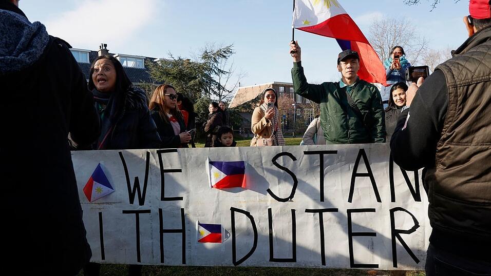 Zu den sieben Beschuldigten, die derzeit in Haft sind, z&auml;hlt der ehemalige philippinische Pr&auml;sident, Rodrigo Duterte. Dessen Anh&auml;nger demonstrieren regelm&auml;&szlig;ig in Den Haag. (Archivbild)