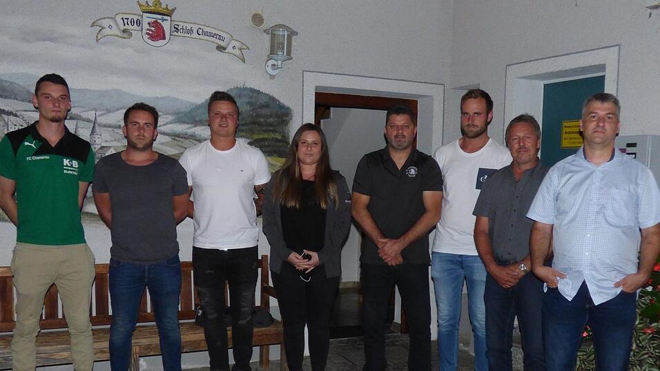 Stefan Dendorfer (4.v.r.) führt auch weiterhin die Chamerauer Fußballabteilung.