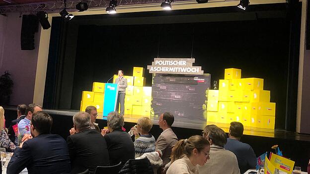 Kurz nach dem die Blaskapelle in der Stadthalle Dingolfing noch 'Feel it still' von David Guetta spielte, tritt die bayerische FDP-Landesvorsitzende Katja Hessel mit einer 15-minütigen Verspätung auf die Bühne. Und die mittlerweile zahlreich eingetroffenen Besucher klatschen lautstark Applaus und haben bereits im Vorhinein klar gemacht: 'Wir sind gemeinsam stark, und wir fühlen den Zusammenhalt.'  Kurz nach dem die Blaskapelle in der Stadthalle Dingolfing noch 'Feel it still' von David Guetta spielte, tritt die bayerische FDP-Landesvorsitzende Katja Hessel mit einer 15-minütigen Verspätung auf die Bühne. Und die mittlerweile zahlreich eingetroffenen Besucher klatschen lautstark Applaus und haben bereits im Vorhinein klar gemacht: 'Wir sind gemeinsam stark, und wir fühlen den Zusammenhalt.'