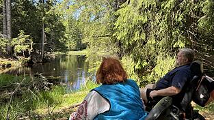 Natur pur: Michaela Engl und Günter Sellmayer am Flusslauf. Diesen brauchte man früher zum Holztriften, der Biber hat nun einen See daraus gebaut.