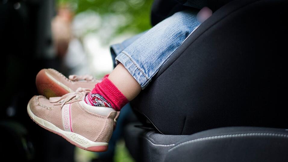 Statt im Kindersitz saß der kleine Junge im Beifahrersitz. (Symbolbild) Statt im Kindersitz saß der kleine Junge im Beifahrersitz. (Symbolbild)