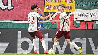 B&auml;renstark vor den Augen des Bundestrainers: Anton Kade (r) beim Torjubel nach seinem 2:0.