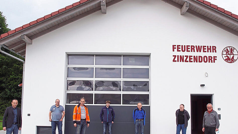 B&uuml;rgermeister Josef Sch&uuml;tz (links) mit einigen Mitgliedern der Feuerwehr Zinzendorf, die beim Bau des Ger&auml;tehauses tatkr&auml;ftig geholfen haben. Zu sehen sind Vorsitzender Franz Ebner, Kommandant Franz Beil, Florian Eigenstetter, Lothar Eigenstetter, Wolfgang Eigenstetter und Ehrenvorsitzender Ferdinand Lutz (von links).