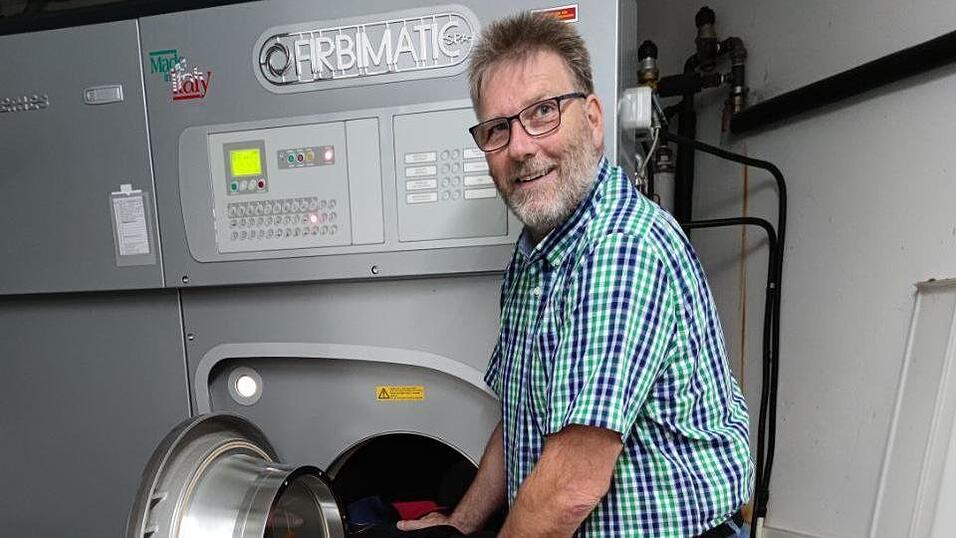 Armin Stöckel ist Textilreinigungsmeister mit einem Laden an der Stockergasse und führte als Obermeister viele Jahre die Innung Niederbayern/Oberpfalz an. Armin Stöckel ist Textilreinigungsmeister mit einem Laden an der Stockergasse und führte als Obermeister viele Jahre die Innung Niederbayern/Oberpfalz an.