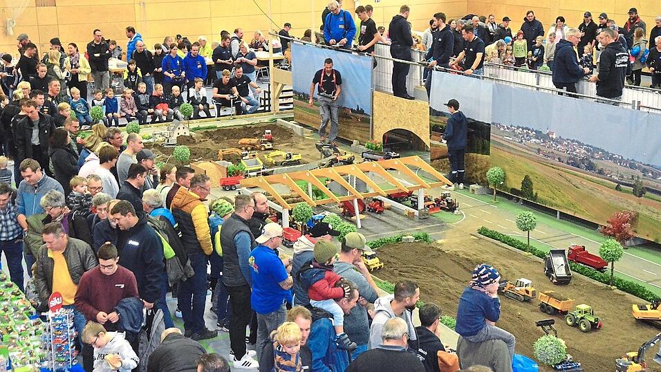 In Scharen strömten die Besucher aus allen Himmelsrichtungen in die Mehrzweckhalle. In Scharen strömten die Besucher aus allen Himmelsrichtungen in die Mehrzweckhalle.
