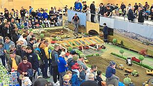 In Scharen strömten die Besucher aus allen Himmelsrichtungen in die Mehrzweckhalle.